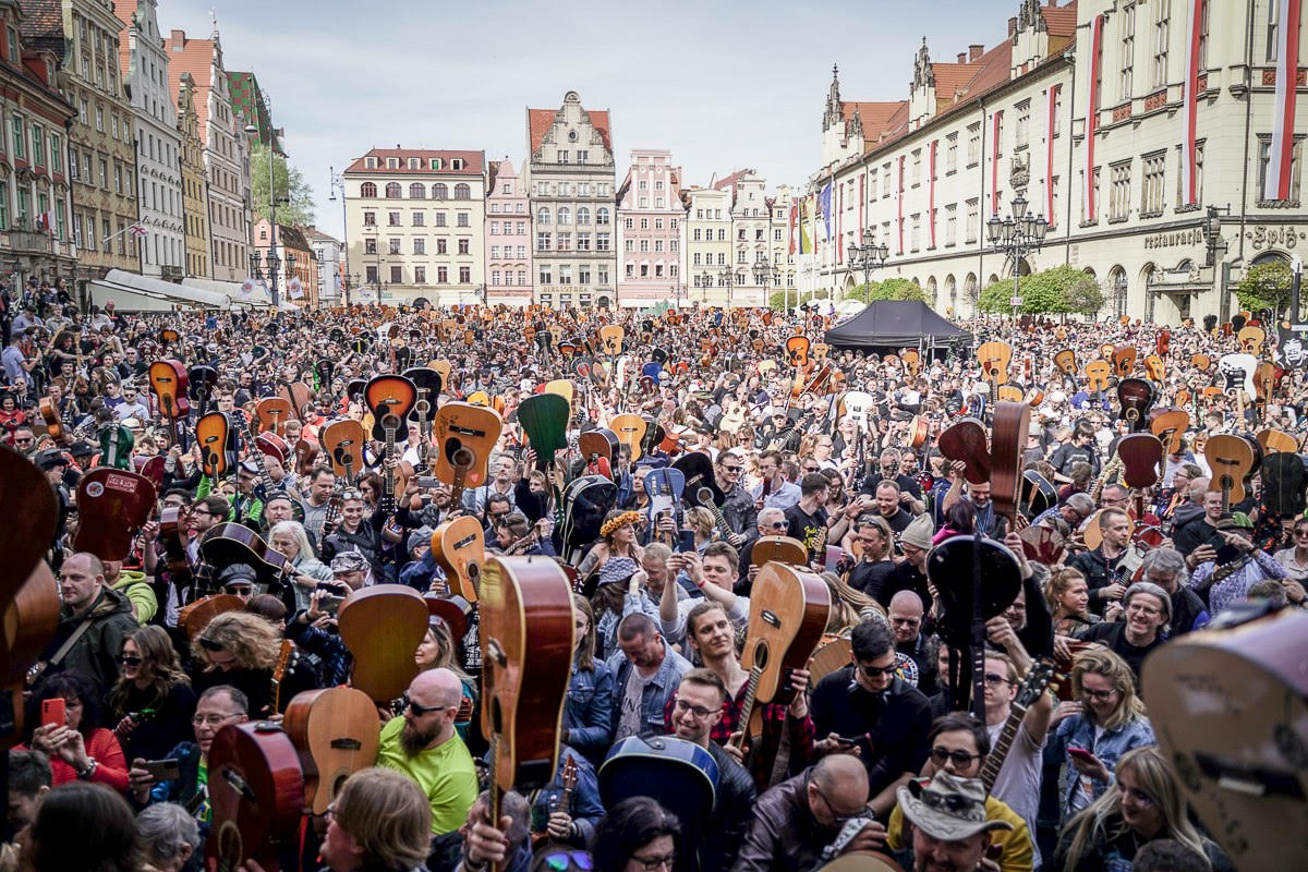 „Hey Joe” na 7967 gitar! Mamy nowy Gitarowy Rekord Świata we Wrocławiu post thumbnail image